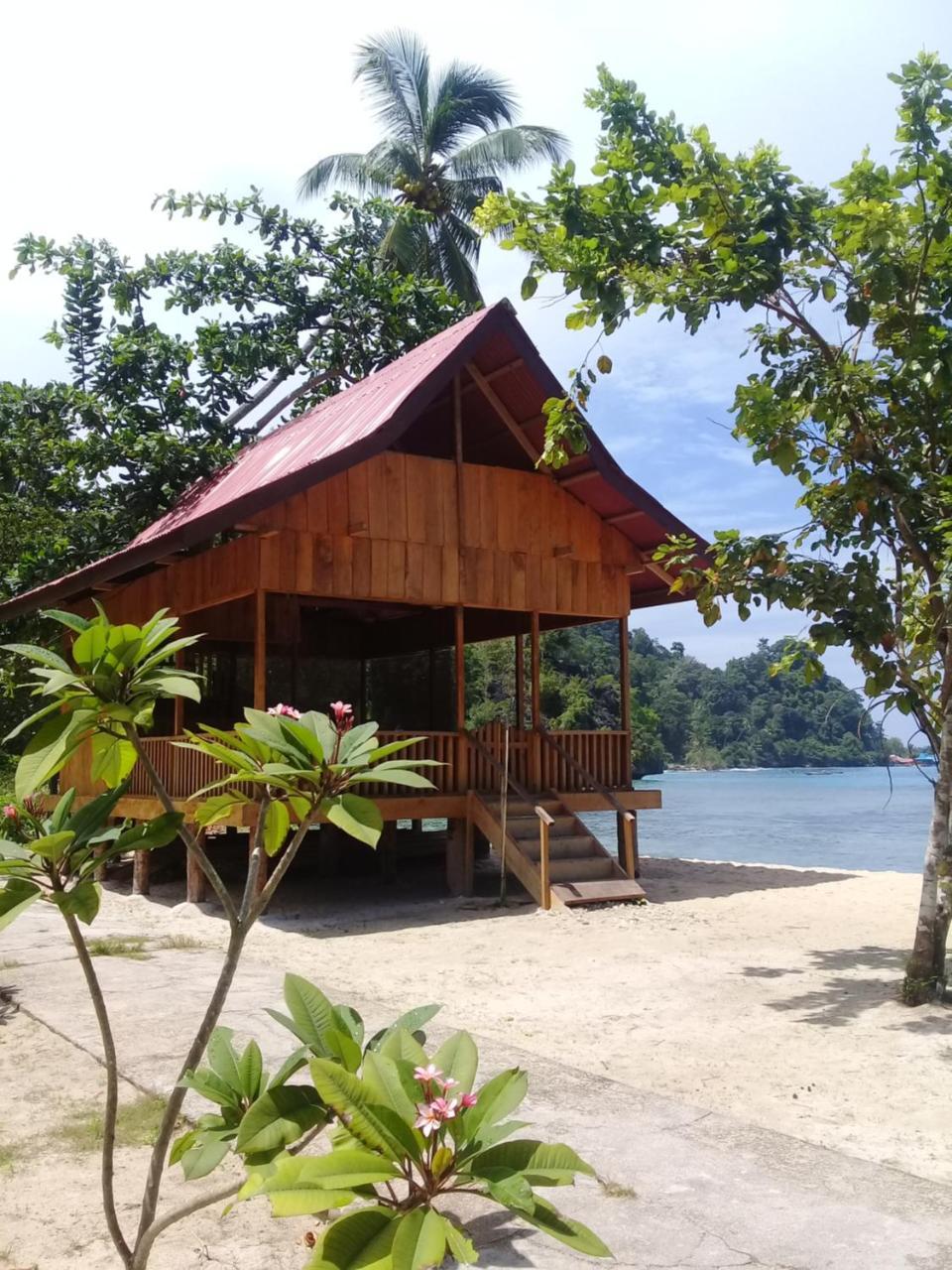 Rumah Olat Nusa Nalan Beach Resort מראה חיצוני תמונה